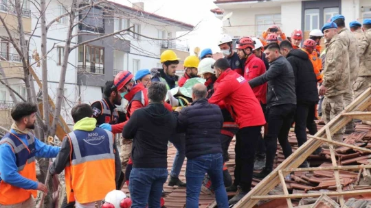 Malatya'da enkaz altında kalanları arama kurtarma çalışmaları sürüyor