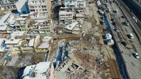 Malatya'da enkaz kaldırma çalışmaları havadan görüntülendi