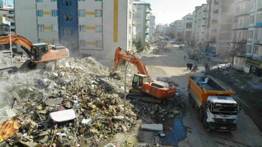 Malatya'da enkaz kaldırma çalışmaları havadan görüntülendi