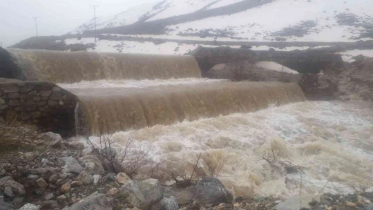 Malatya'da eriyen kar sele neden oldu