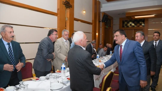 Malatya'da eski ve yeni belediye başkanları iftar sofrasında buluştu