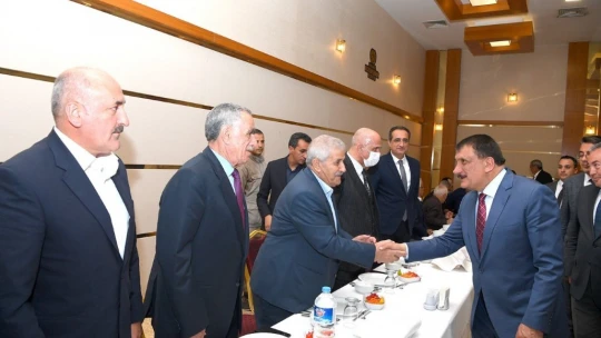 Malatya'da eski ve yeni belediye başkanları iftar sofrasında buluştu