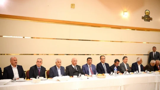 Malatya'da eski ve yeni belediye başkanları iftar sofrasında buluştu