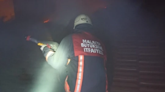 Malatya'da ev ve çatı yangını korkuttu