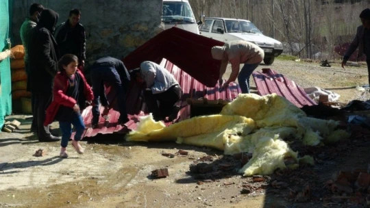 Malatya'da fırtına onlarca ahırın ve evin çatısını uçurdu