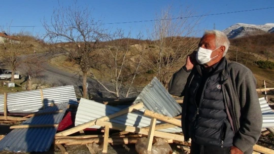 Malatya'da fırtına onlarca ahırın ve evin çatısını uçurdu