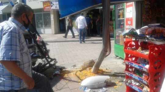 Malatya'da freni boşalan kamyonet bakkala daldı