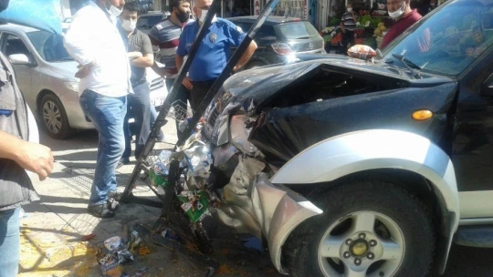 Malatya'da freni boşalan kamyonet bakkala daldı