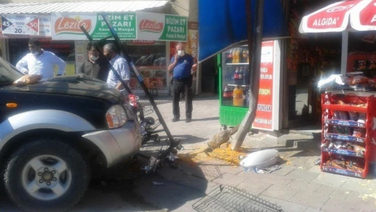 Malatya'da freni boşalan kamyonet bakkala daldı