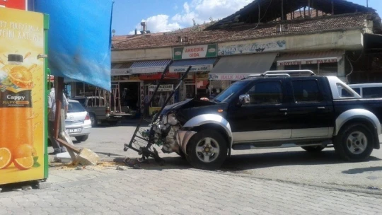 Malatya'da freni boşalan kamyonet bakkala daldı