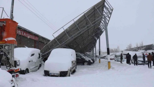 Malatya'da Galericiler Sitesi'nin çatısı kardan çöktü