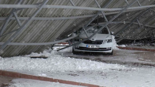 Malatya'da Galericiler Sitesi'nin çatısı kardan çöktü