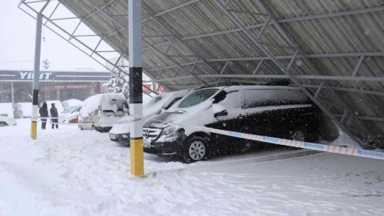Malatya'da Galericiler Sitesi'nin çatısı kardan çöktü
