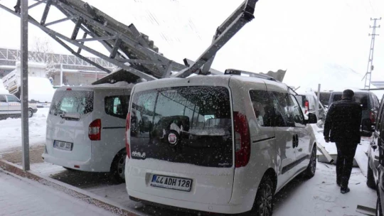 Malatya'da Galericiler Sitesi'nin çatısı kardan çöktü