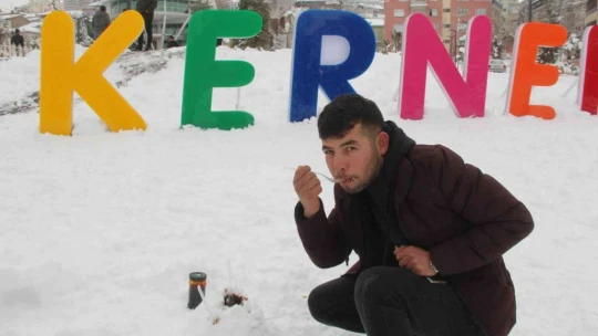 Malatya'da gençler karlı pekmezinin tadını çıkardı