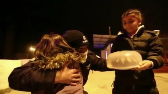 Polislere ailelerinden yeni yıl sürprizi