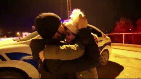 Polislere ailelerinden yeni yıl sürprizi