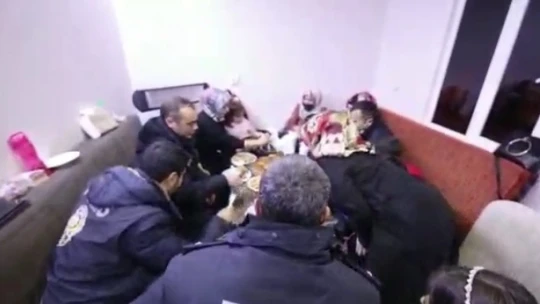 Polislere ailelerinden yeni yıl sürprizi