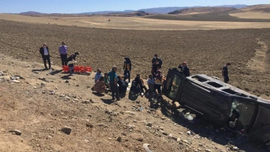 Malatya'da hafif ticari araç şarampole yuvarlandı : 5 yaralı