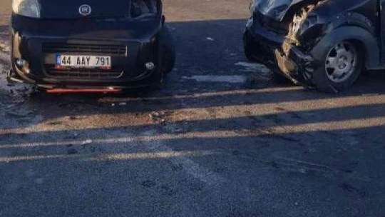 Malatya'da iki araç çarpıştı: 3 yaralı