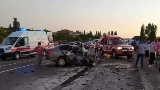 Malatya'da iki araç kafa kafaya çarpıştı