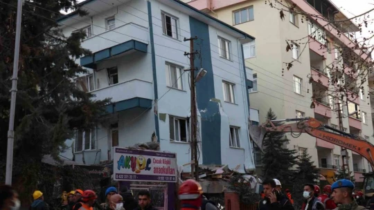 Malatya'da iki noktada arama kurtarma çalışması devam ediyor