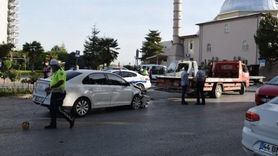 Malatya'da iki otomobil çarpıştı: 1 yaralı