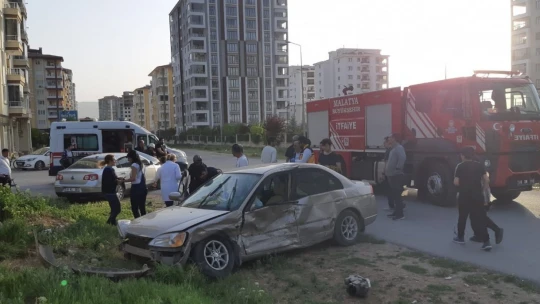 Malatya'da iki otomobil çarpıştı: 5 yaralı