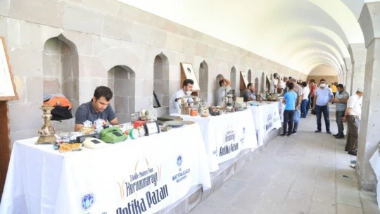 Malatya'da ilk antika pazarı Kervansaray'da açıldı