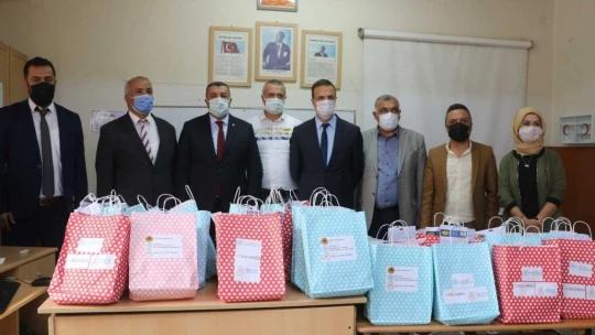 Malatya'da ilkokul öğrencilerine kırtasiye desteği