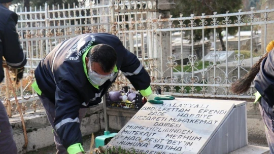Malatya'da İnönü ve Özal ailelerinin mezarlarını yeniliyor