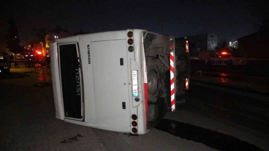 Malatya'da işçi servisi ile otomobil çarpıştı: 10 yaralı