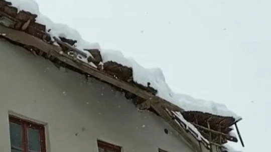 Malatya'da kar kütlesini taşıyamayan iki evin çatısında çökme meydana geldi