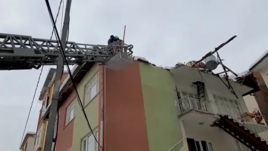 Malatya'da kar kütlesini taşıyamayan iki evin çatısında çökme meydana geldi