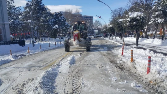 Malatya'da kar mesaisi devam ediyor