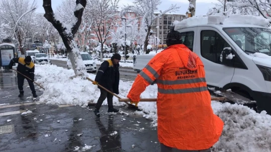 Malatya'da kar nedeniyle kapalı 72 mahalle yolunda çalışmalar sürüyor