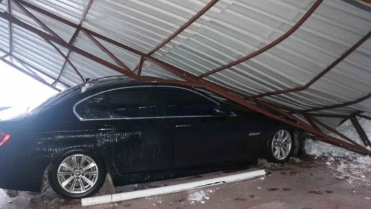 Malatya'da kar nedeniyle oto parkın çatısı çöktü