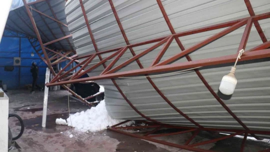 Malatya'da kar nedeniyle oto parkın çatısı çöktü