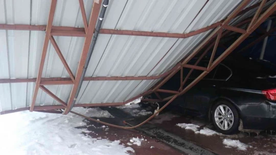 Malatya'da kar nedeniyle oto parkın çatısı çöktü