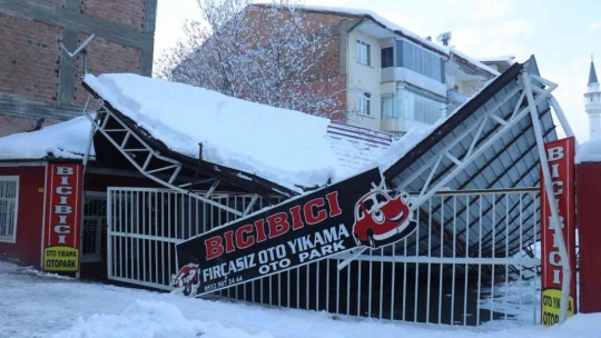 Malatya'da kar nedeniyle oto parkın çatısı çöktü