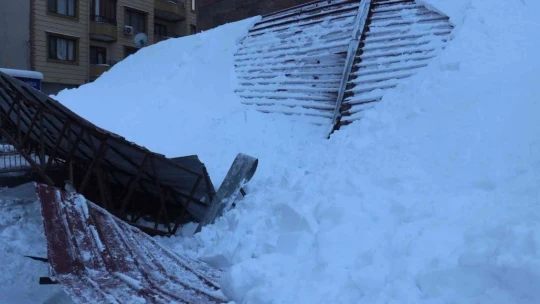 Malatya'da kar nedeniyle oto parkın çatısı çöktü