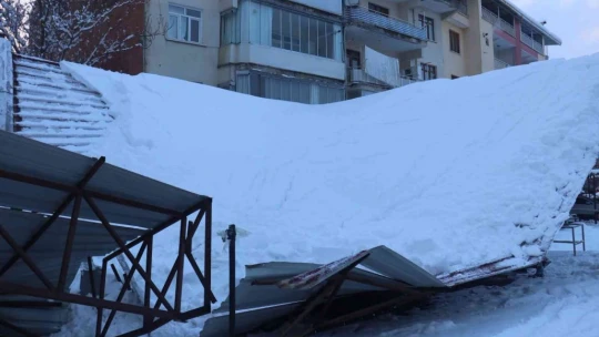 Malatya'da kar nedeniyle oto parkın çatısı çöktü