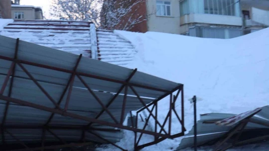 Malatya'da kar nedeniyle oto parkın çatısı çöktü