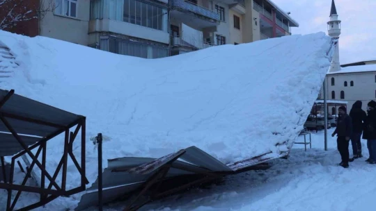 Malatya'da kar nedeniyle oto parkın çatısı çöktü