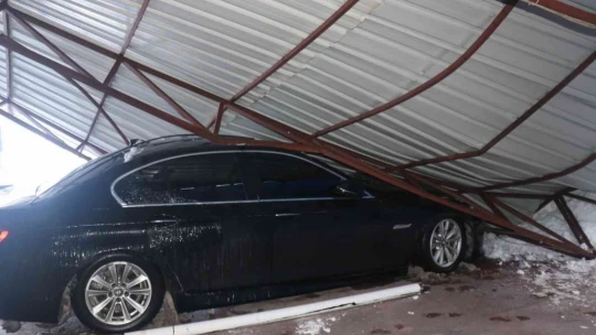 Malatya'da kar nedeniyle oto parkın çatısı çöktü