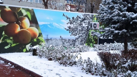 Malatya'da kar yağdı hummalı çalışma başladı