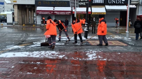Malatya'da kar yağdı hummalı çalışma başladı
