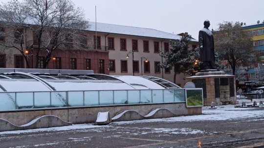Malatya'da kar yağdı hummalı çalışma başladı
