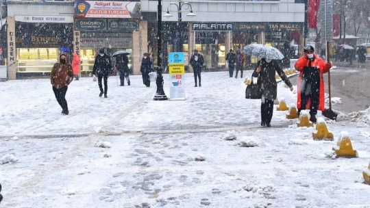Malatya'da kar yağışı etkili oluyor