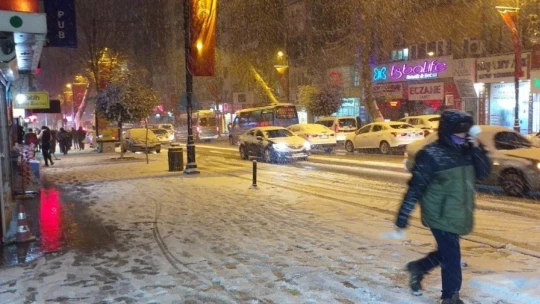 Malatya'da kar yağışı ve tipi sürücülere zor anlar yaşattı